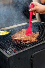 T- bone 

corte T-bone 

Manos condimentando corte de res 

corte de re en asador 

T-bone al grill 

T- bone en tabla de madera 