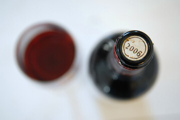 bouteille de Bordeaux et son bouchon millésime 2006