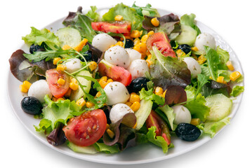 Piatto di insalata fresca mediterranea con mozzarella, lattuga, pomodoro e mais 