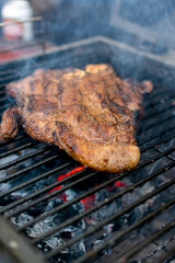 corte de res  T- bone.

T bone 

corte en el asador 

corte al carbón

manos cortando t- bone sobre tabla de madera. 