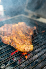 corte de res  T- bone.

T bone 

corte en el asador 

corte al carbón

manos cortando t- bone sobre tabla de madera. 