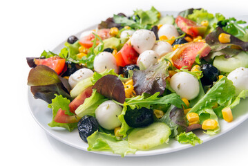 Piatto di insalata fresca mediterranea con mozzarella, lattuga, pomodoro e mais 