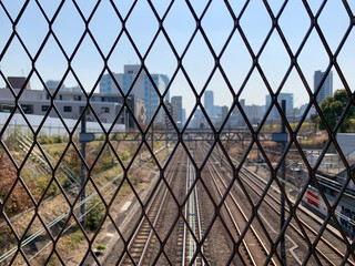 フェンス、鉄道、高架から渋谷方面