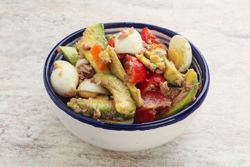 Salad with tuna and avocado