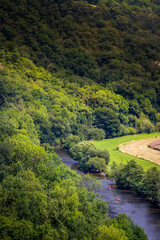 Vue sur l'Orne et les canoës à Clecy en Suisse Normande dans le Calvados