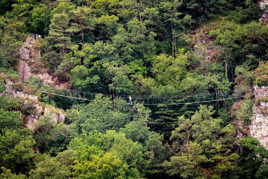 Vue sur la via ferrata &agrave; Clecy en Suisse Normande dans le Calvados
