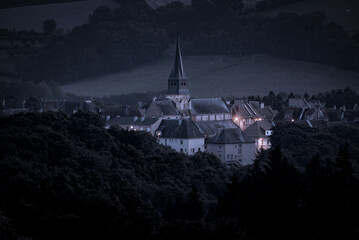 Vue de nuit du village de Thury Harcourt en Suisse Normande dans le Calvados
