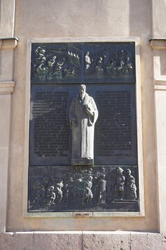 Gedenktafel in Erinnerung an die Flucht der Hugenotten mit Skulptur von Johannes Calvin am Französischen Dom (Hugenottenmuseum) auf dem Gendarmenmarkt in Berlin am 13.03.2022