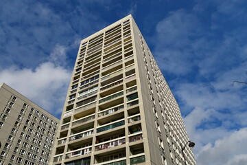 Fototapeta na wymiar Tour d'immeuble blanc et ciel bleu.