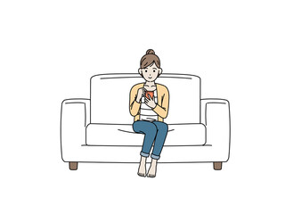 ソファーでくつろぐ女性　主婦　スマートフォンを見る　携帯電話　スマホ　眺める　画面を見る