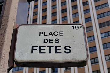 Place des Fêtes. Plaque de nom de rue sur fond d'immeuble. Paris. France.