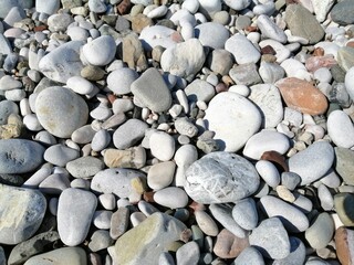 Light stones of different shades lie in the sun