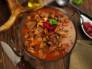 Gulasch vom Wildschwein in einer Pfanne
