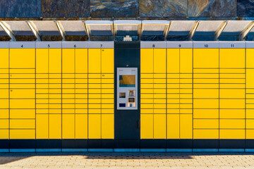 Yellow parcel pick up station or Packing station