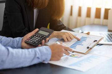 The business team discusses audit calculations and analysis of business reports.