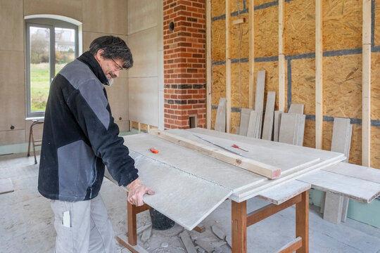 Montage von Gipsfaserplatten vor einer Innend&auml;mmung mit Holzfaserplatten und OSB-Platten als Dampfbremse