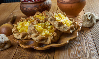 Karelian pasty with apples and apricot