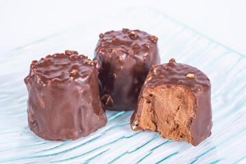 bouchées au chocolat sur fond blanc