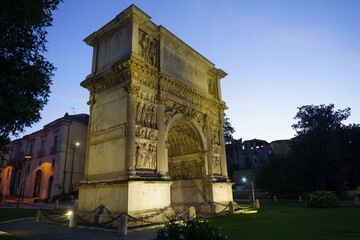 Fototapeta premium Benevento: Arco di Traiano, Roman arch, by night