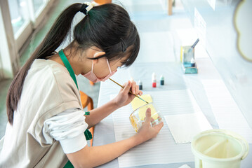 ガラス体験工房で絵付け体験をする日本人の女の子