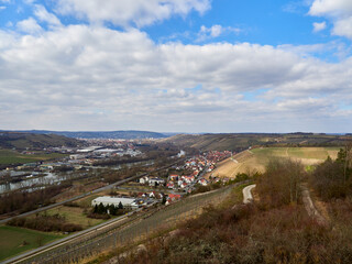 Naklejka premium Blick von den Weinbergen auf den Winzerort Randersacker am Main bei Würzburg, Landkreis Würzburg, Unterfanken, Bayern, Deutschland