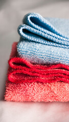 Bayetas azul y rosa dobladas y apiladas