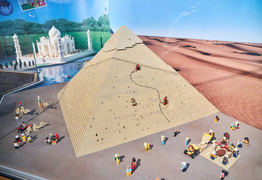 Photo of a realistic lego pyramid on Craiyon