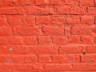 Mur en briques peint en rouge