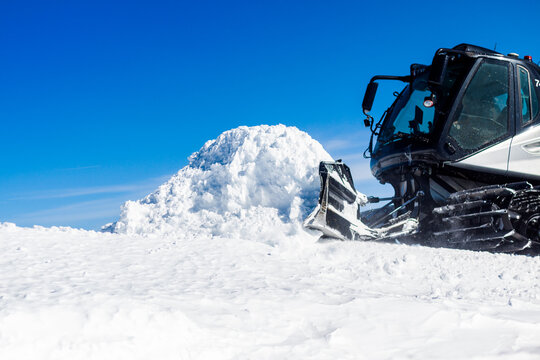 Retirez Le Chasse-neige De Neige De Pente De Ski Photo stock - Image du  charrue, retirez: 8086396