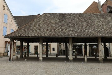 La halle du marché, sur la place de la halle, village de Mens, département de l'Isère, France