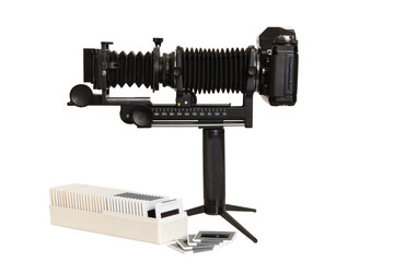 Installation for reproducing slides on a desktop tripod