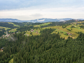 Obraz premium Ukrainian Carpathians mountains on a summer morning. Aerial drone view.
