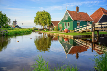Obraz premium Farm House at the Canal, Zaanse Schans - Netherlands