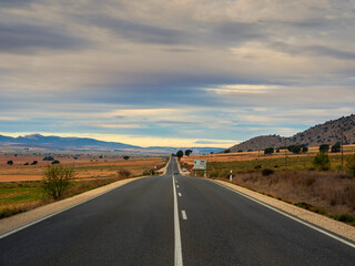 Carretera solitaria en los campos de Murcia
