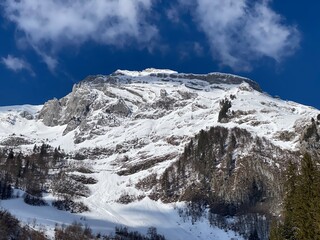 Obraz premium Snow-capped alpine peak Stoss (or Stooss, 2112 m) in Alpstein mountain range and in Appenzell Alps massif, Unterwasser - Canton of St. Gallen, Switzerland (Schweiz)