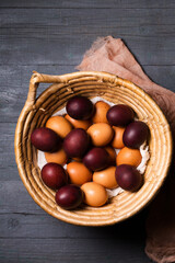 Obraz premium fresh eggs in a wicker basket