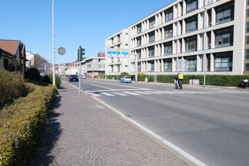 Un viale di Como, Lombardia, Italia.