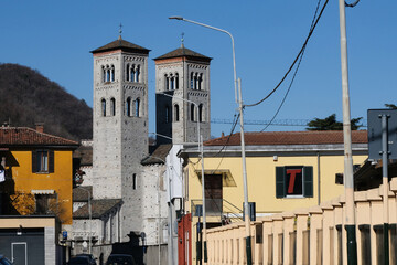 La chiesa romanica di Sant'Abbondio a Como, Italia.