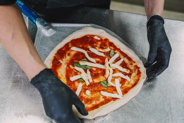 Preparacion de una pizza casera estilo italiano por un especialista