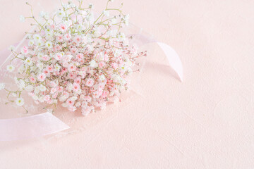 ピンクと白のカスミソウの花束