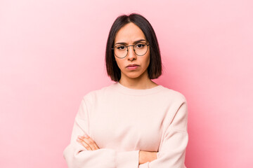Obraz premium Young hispanic woman isolated on pink background who is bored, fatigued and need a relax day.