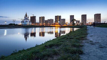 Naklejka premium Church of the Holy God's builders at sunset against the backdrop of a clear sky