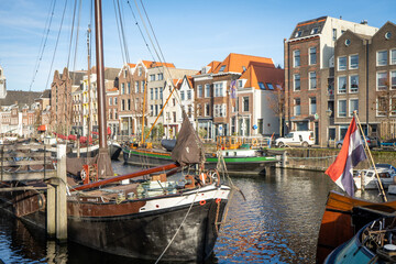 Stara historyczna część Rotterdamu w Netherland. Stare zabudowania i stare statki w porcie.