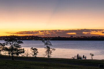 Brasília após o pôr do sol vista do Lago Paranoá.