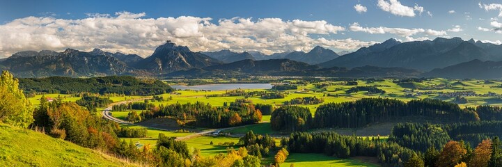 schöne ländliche Landschaft in Bayern mit Bergkette und Wiese im Frühling