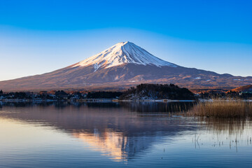 Fototapeta na wymiar 河口湖から眺める朝焼けの富士山　冬景
