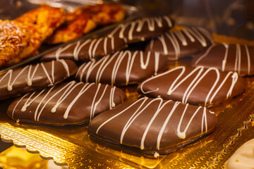 Dolci al cioccolato di una pasticceria napoletana chiamati mostaccioli guarniti con glassa al...