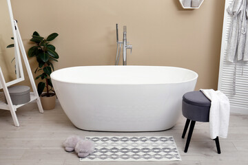 Fototapeta na wymiar Cozy bathroom interior with stylish ceramic tub