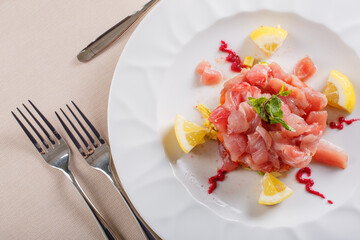 Tartare di ricciola e tonno rosso servita come antipasto in un ristorante elegante