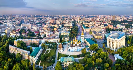 Fotobehang Kiev St Michaels-klooster, ministerie van Buitenlandse Zaken en St. Sophia-kathedraal in Kiev - Oekraïne voor de oorlog met Rusland